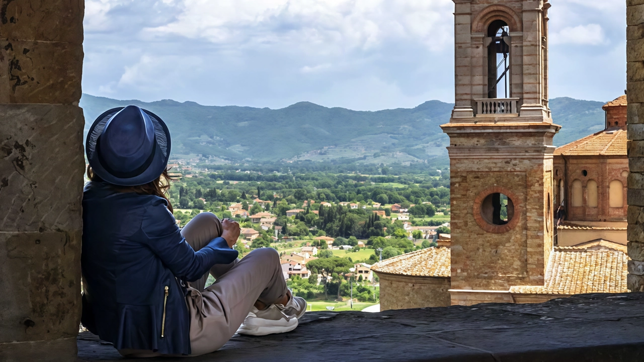 La vista dalle logge vasariane di Piazza del Municipio a Castiglion Fiorentino La vista dalle logge vasariane di Piazza del Municipio a Castiglion Fiorentino