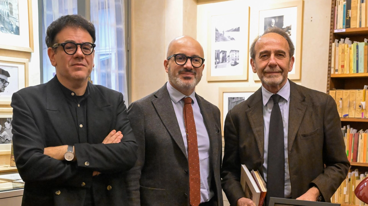Rossi, Bettarini e Nencini con la macchina da scrivere di Pratolini Rossi, Bettarini e Nencini con la macchina da scrivere di Pratolini