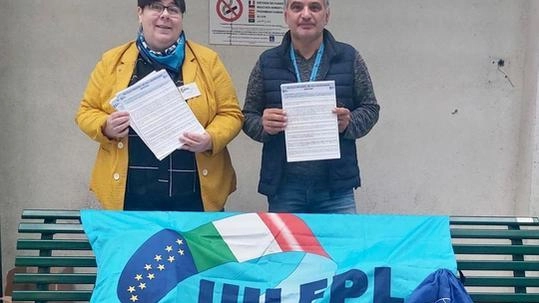 Il dirigente sindacale UilFpl della zona Firenze Empoli e Prato, Alfredo Mazzarella, insieme alla collega Cristina Alberti davanti al San Giuseppe Il dirigente sindacale UilFpl della zona Firenze Empoli e Prato, Alfredo Mazzarella, insieme alla collega Cristina Alberti davanti al San Giuseppe