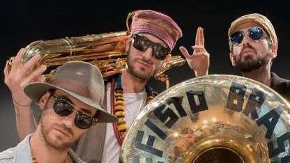 https://www.lanazione.it/image-service/view/acePublic/alias/contentid/ODliYmJhODItNGE4OC00/0/mefisto-brass-e-fitness-forever-al-mengo.jpeg?f=16:9&w=1200&h=630