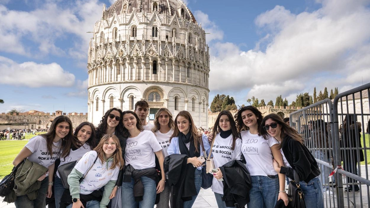 Si è consumato il classico rituale primaverile prima dell’esame di Maturità. Già dalla prima mattina in tantissimi ai tavoli con bicchieri di spritz e birre. Si è consumato il classico rituale primaverile prima dell’esame di Maturità. Già dalla prima mattina in tantissimi ai tavoli con bicchieri di spritz e birre.