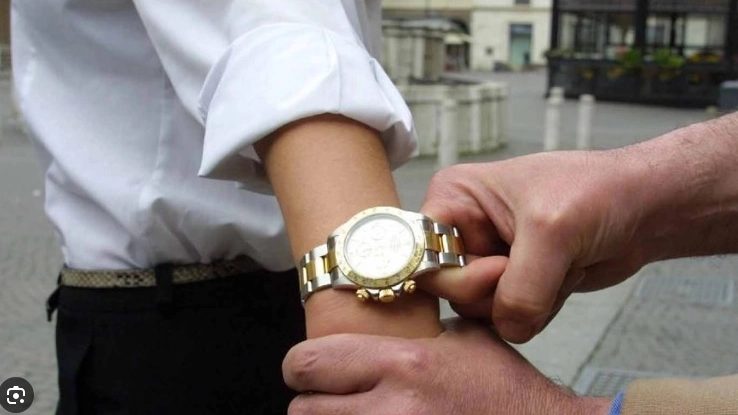 La polizia di Genova ha arrestato quattro giovani presunti autori di una violenta rapina a Forte dei Marmi dove a un uomo è stato strappato il Rolex La polizia di Genova ha arrestato quattro giovani presunti autori di una violenta rapina a Forte dei Marmi dove a un uomo è stato strappato il Rolex