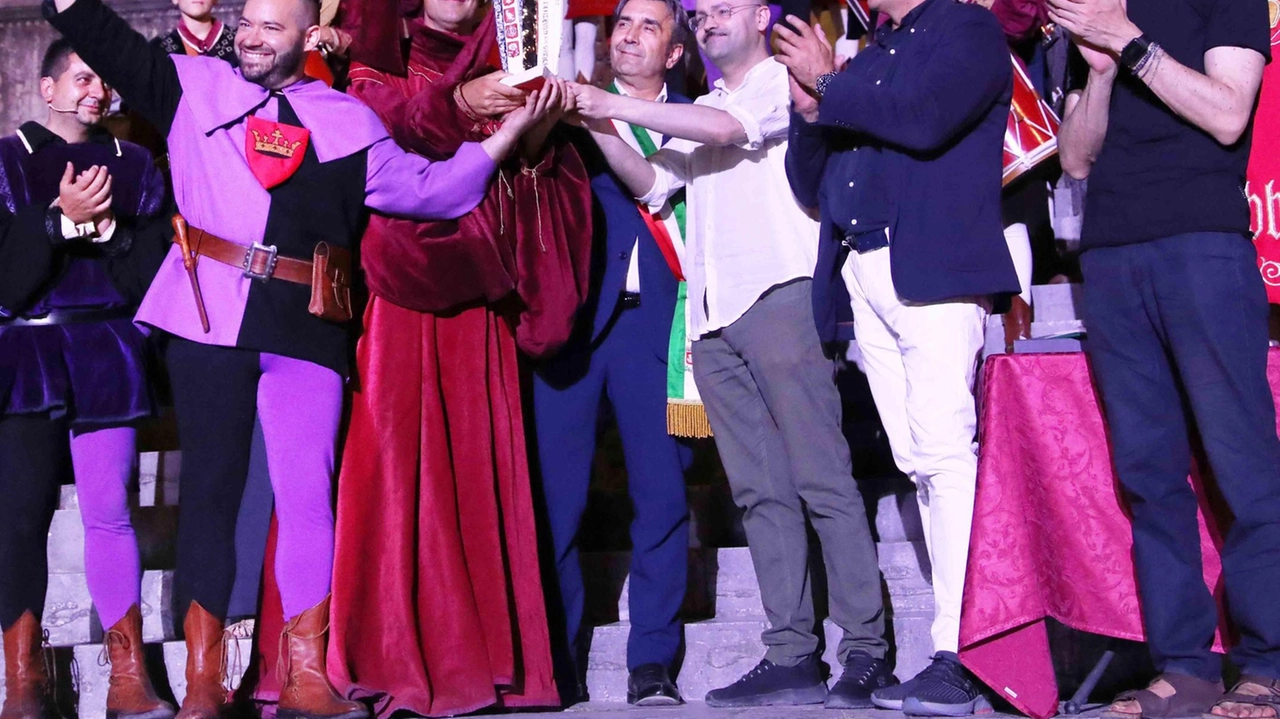 Il quartiere San Martino riceve il premio per il miglior corteo dal sindaco Vittorio Fiorucci Il quartiere San Martino riceve il premio per il miglior corteo dal sindaco Vittorio Fiorucci