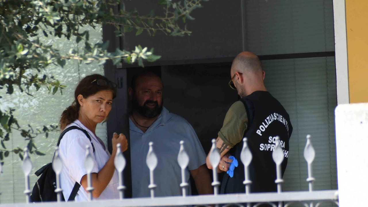La polizia di Stato e la scientifica ieri mattina in via Beethoven a Massenzatico (foto Artioli)