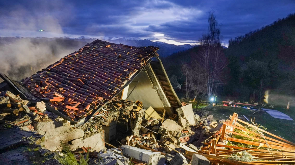 Casa esplode a Eglio di Molazzana in Garfagnana (Foto Borghesi)