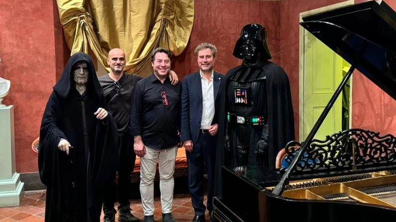 I cosplayer di Guerre Stellari con il sindaco alla casa natale di Puccini I cosplayer di Guerre Stellari con il sindaco alla casa natale di Puccini