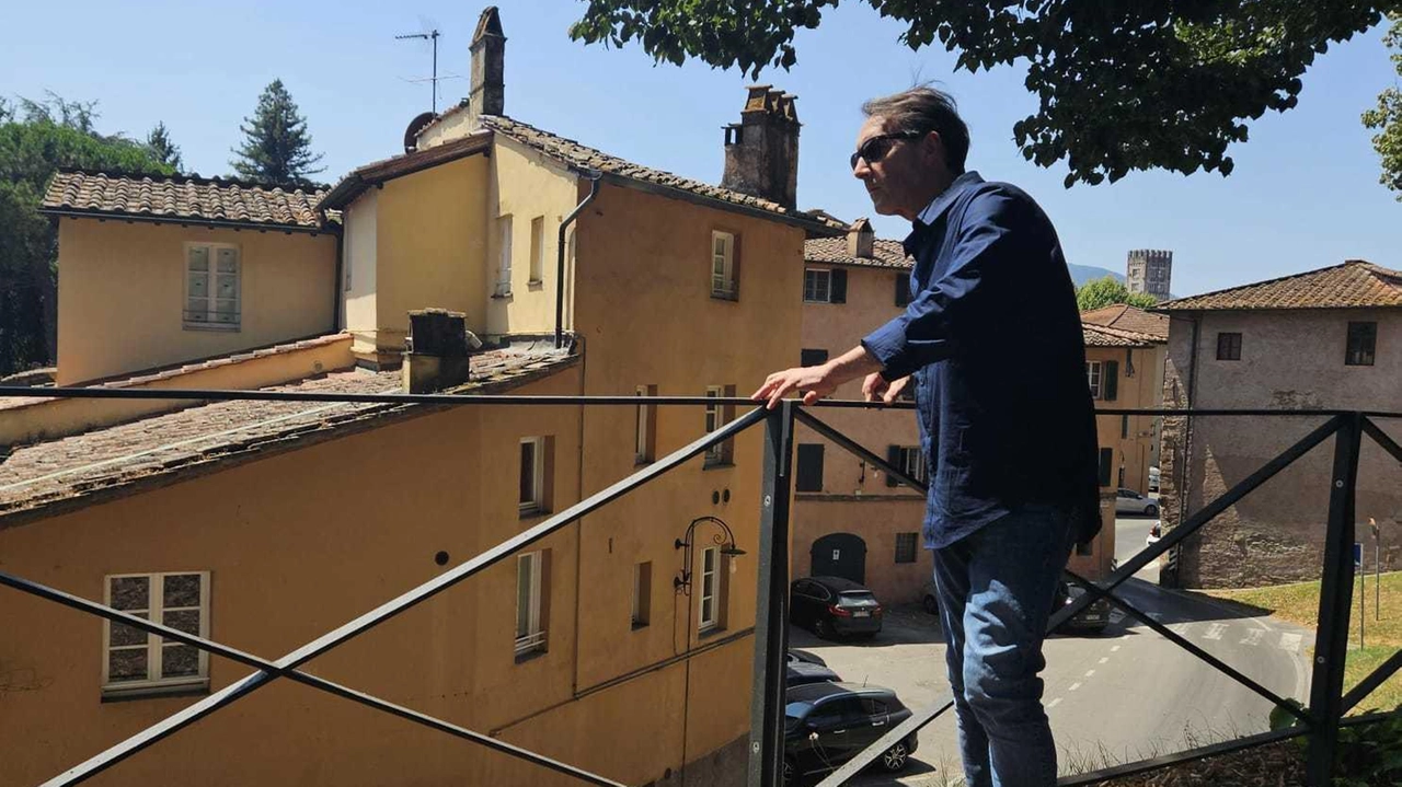 L’assessore del Comune di Lucca con delega alla valorizzazione delle Mura storiche Remo Santini di fronte a una delle barriere L’assessore del Comune di Lucca con delega alla valorizzazione delle Mura storiche Remo Santini di fronte a una delle barriere