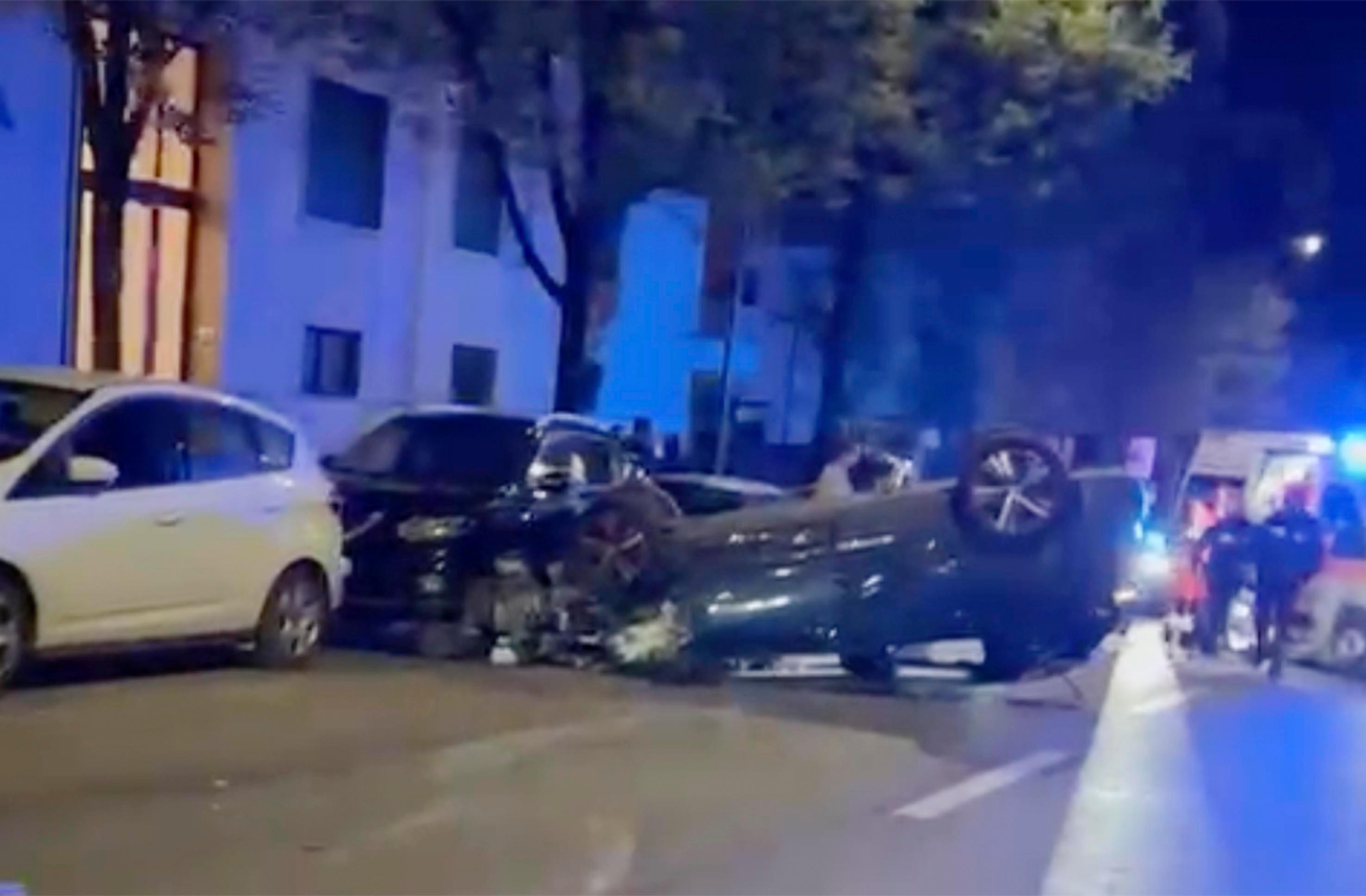 Auto si ribalta nella notte, danneggiati sette veicoli Auto si ribalta nella notte, danneggiati sette veicoli