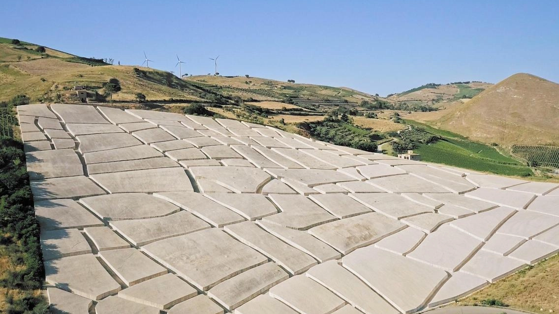 Il cretto è un. monumentale labirinto bianco che ricopre il versante di una collina all’interno della Sicilia occidentale