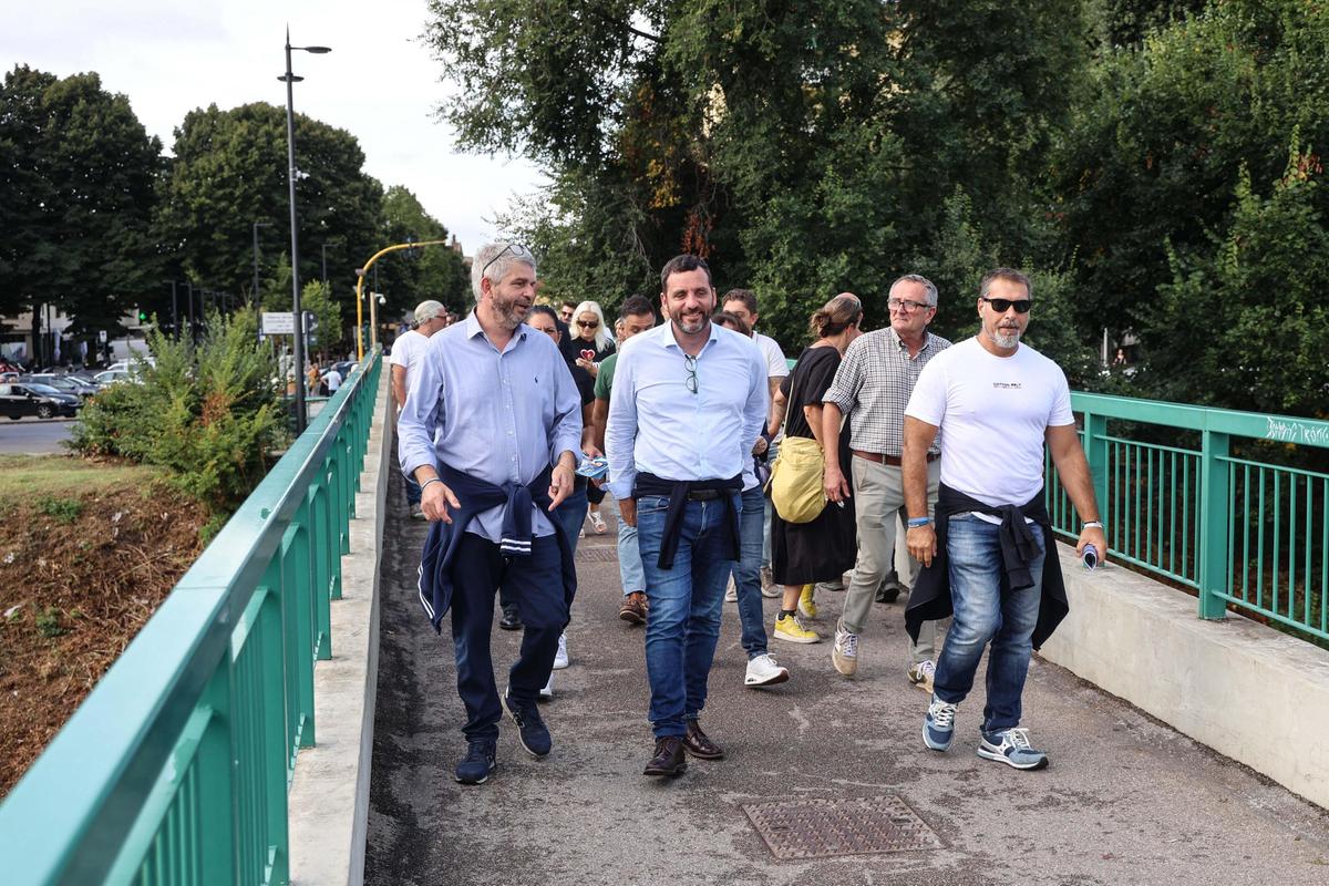 Tomasi nel fortino rosso. Jeans, promesse e risate: "Sono un uomo pratico. Vincere? Io ci provo..." Tomasi nel fortino rosso. Jeans, promesse e risate: "Sono un uomo pratico. Vincere? Io ci provo..."