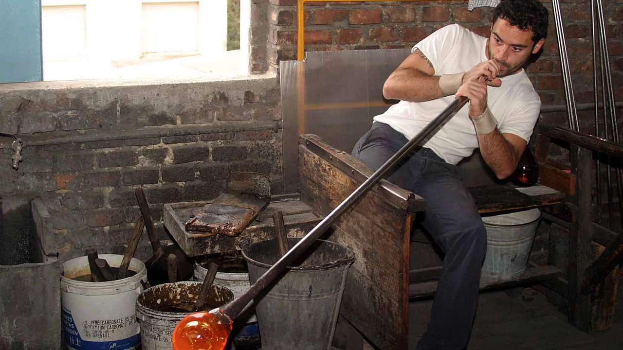 Un passaggio della lavorazione del vetro (foto di repertorio)