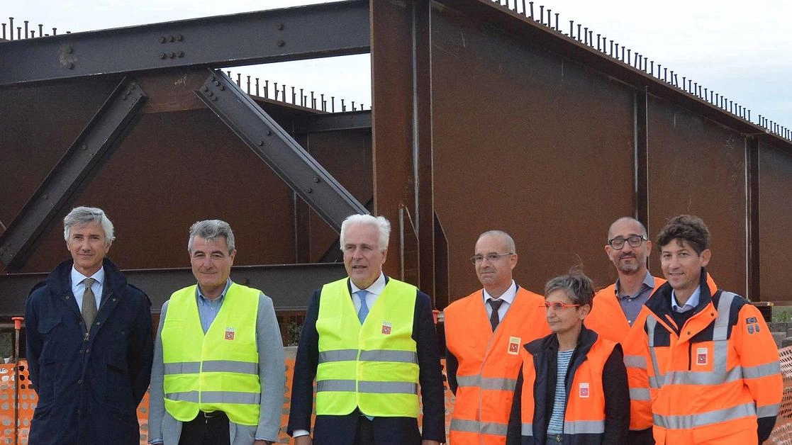 Giani durante il sopralluogo al cantiere per la bretella che collega la Sr71 al raccordo della Siena-Bettolle Giani durante il sopralluogo al cantiere per la bretella che collega la Sr71 al raccordo della Siena-Bettolle