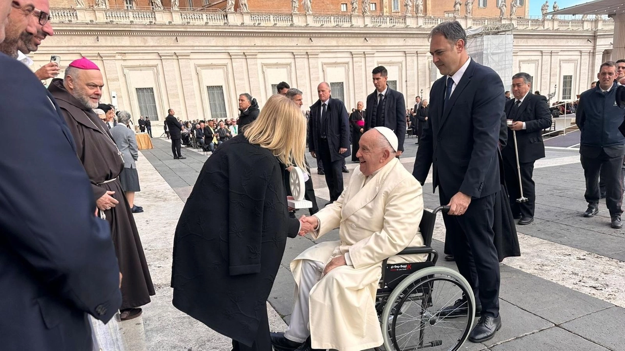 La Carrarese in udienza privata dal Pontefice. Con gli azzurri anche la vice sindaca Crudeli: "Una persona che ti mette subito a tuo agio" La Carrarese in udienza privata dal Pontefice. Con gli azzurri anche la vice sindaca Crudeli: "Una persona che ti mette subito a tuo agio"