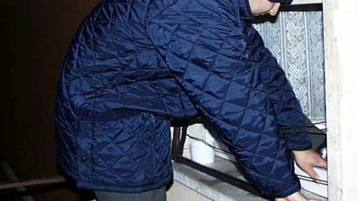 Tre i malviventi che hanno fatto irruzione nell’albergo del centro riuscendo a impadronirsi di qualche bottiglia di vino prima di essere messi in fuga dall’addetto Tre i malviventi che hanno fatto irruzione nell’albergo del centro riuscendo a impadronirsi di qualche bottiglia di vino prima di essere messi in fuga dall’addetto