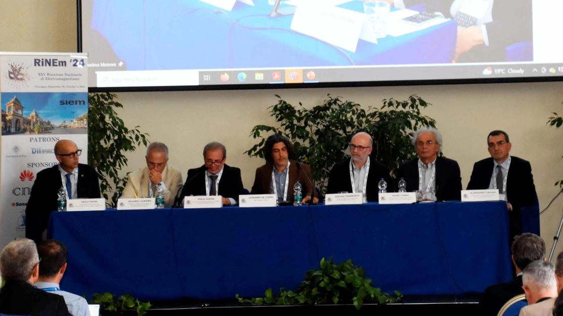 Si è concluso ieri al Principino Eventi il congresso nazionale della Società italiana dell’elettromagnetismo che ha richiamato in città centinai a di ricercatori Si è concluso ieri al Principino Eventi il congresso nazionale della Società italiana dell’elettromagnetismo che ha richiamato in città centinai a di ricercatori