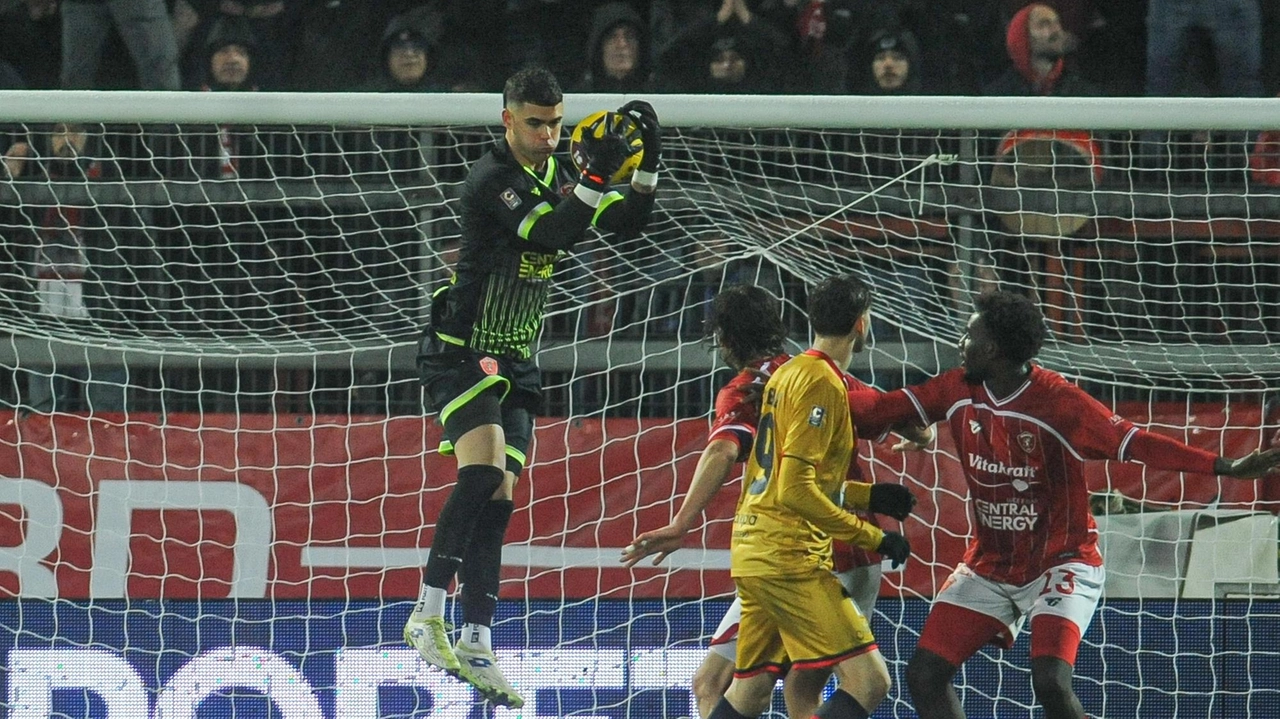 Il portiere biancorosso Luca Gemello Il portiere biancorosso Luca Gemello