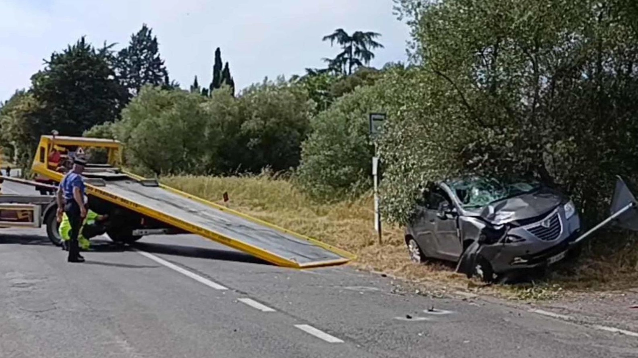 La tragedia. lungo il ciglio della strada sulla Regionale 71, nella piccola frazione di Riccio nel comune di Cortona La tragedia. lungo il ciglio della strada sulla Regionale 71, nella piccola frazione di Riccio nel comune di Cortona