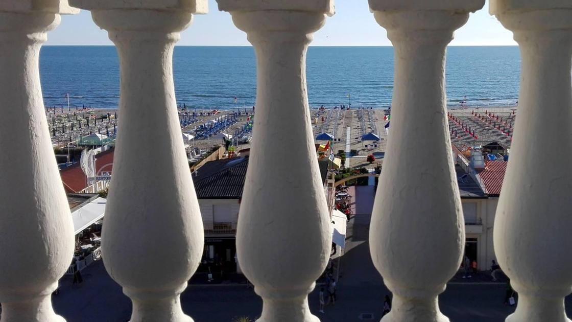 Pasquetta in terrazza: con vinili, cocktail e tramonti vista mare