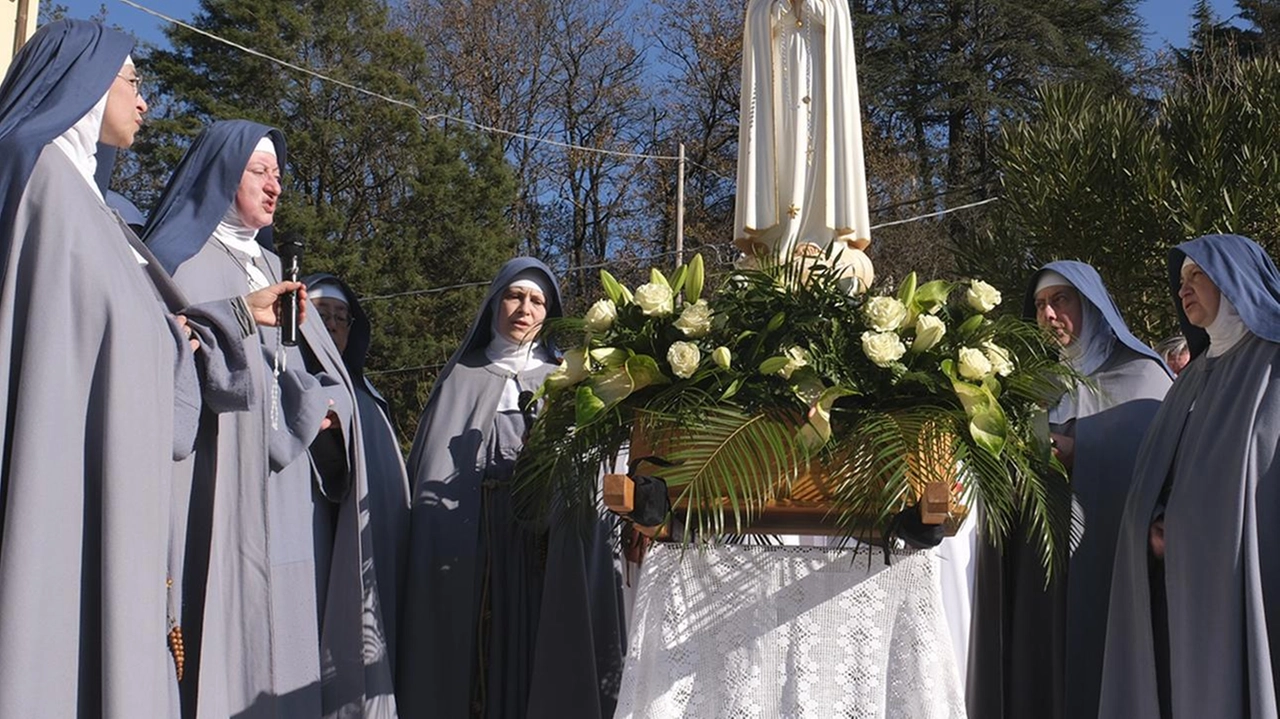 Le monache di clausura quando hanno accolgo la statua della Madonna di Lourdes Le monache di clausura quando hanno accolgo la statua della Madonna di Lourdes