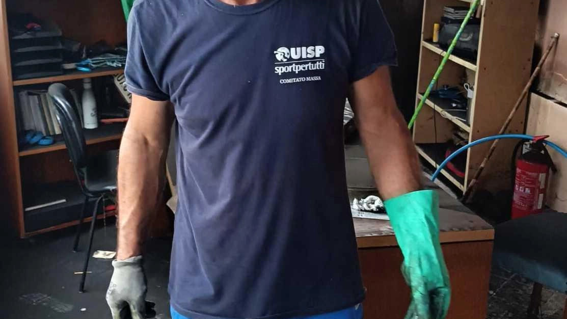 Il presidente del comitato Uisp Massa Carrara Giorgio Berti al lavoro nella sede al campo scuola distrutta da un corto circuito. Sotto, il suo vice Arturo Alberti Il presidente del comitato Uisp Massa Carrara Giorgio Berti al lavoro nella sede al campo scuola distrutta da un corto circuito. Sotto, il suo vice Arturo Alberti