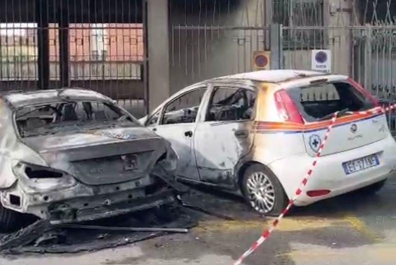 https://www.lanazione.it/image-service/view/acePublic/alias/contentid/OGE2ZGM4OGMtMzc1MC00/0/fiamme-in-via-manin-vanno-a-fuoco-tre-vetture-e-la-palazzina-dellex-sip.jpeg