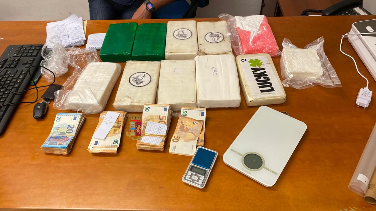 Droga e contanti sequestrati tra Umbria e Toscana: recuperato un ingente quantitativo di cocaina Droga e contanti sequestrati tra Umbria e Toscana: recuperato un ingente quantitativo di cocaina