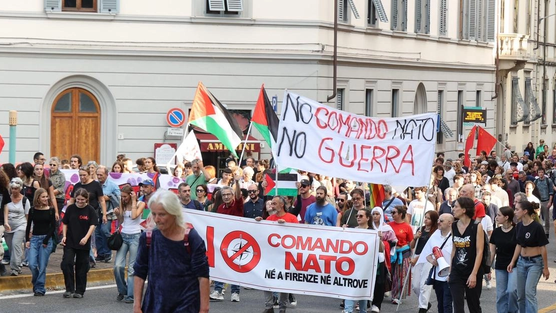 Il corteo che ieri pomeriggio si è snodato nelle vie di Gavinana contro la sede del comando Nato a Rovezzano Il corteo che ieri pomeriggio si è snodato nelle vie di Gavinana contro la sede del comando Nato a Rovezzano