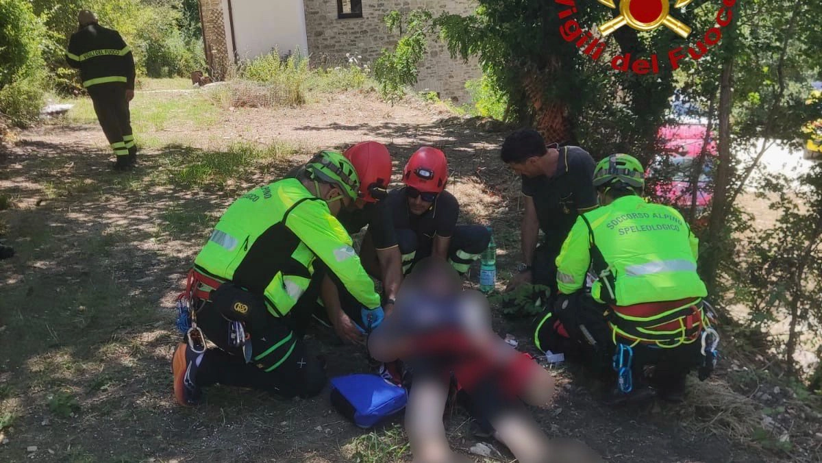 Il ritrovamento della donna da parte dei vigili del fuoco Il ritrovamento della donna da parte dei vigili del fuoco