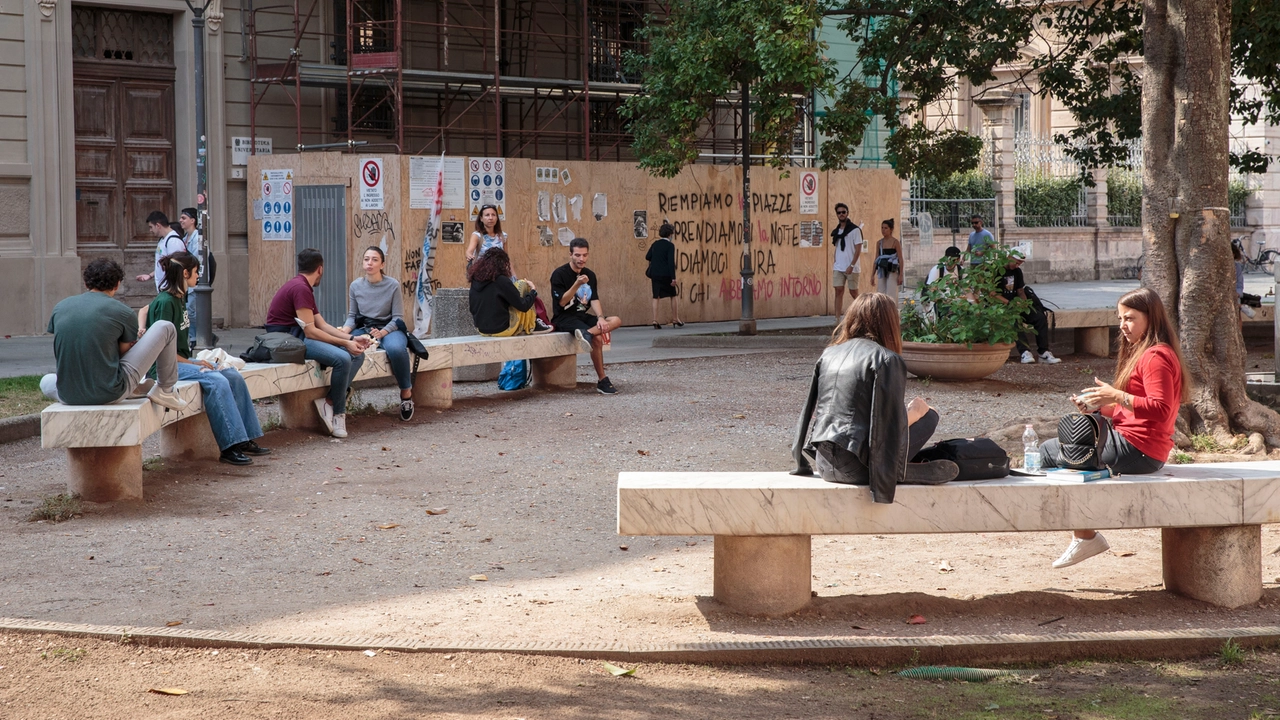 Studenti in piazza Dante, sopra la professoressa Renata Pepicelli, delegata del rettore per le questioni di genere Studenti in piazza Dante, sopra la professoressa Renata Pepicelli, delegata del rettore per le questioni di genere