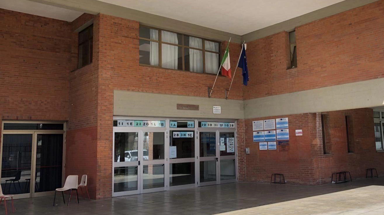 La classe 2^ H della scuola Secondaria di primo grado Vanghetti di Empoli Est è composta da 24 studenti con la professoressa tutor Serena Marrocchesi e il dirigente scolastico Marco Venturini.