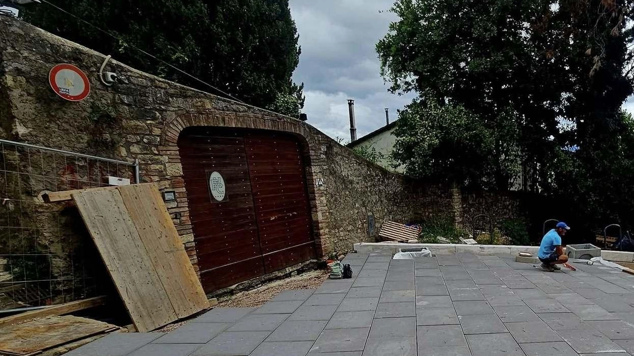 Le modalità dell’intervento e i materiali sono gli stessi già utilizzati in via Abdon Menecali di recente riaperta alla sosta. Si tratta della posa a secco di pietre-cemento di grande spessore Le modalità dell’intervento e i materiali sono gli stessi già utilizzati in via Abdon Menecali di recente riaperta alla sosta. Si tratta della posa a secco di pietre-cemento di grande spessore