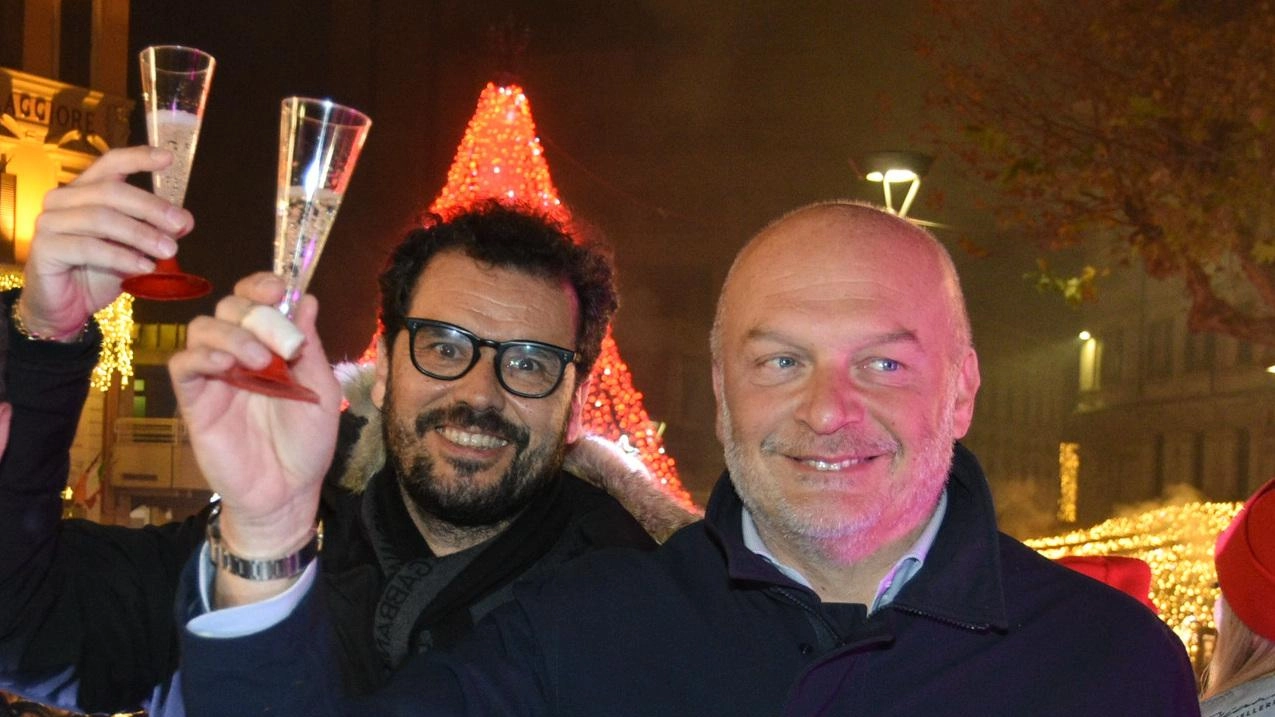 Pienone in piazza del Popolo per l’energia contagiosa di Radio Mitology. Quattro dj e danze sfrenate fino a tardi al rinnovato ex Mercato dei fiori. Pienone in piazza del Popolo per l’energia contagiosa di Radio Mitology. Quattro dj e danze sfrenate fino a tardi al rinnovato ex Mercato dei fiori.