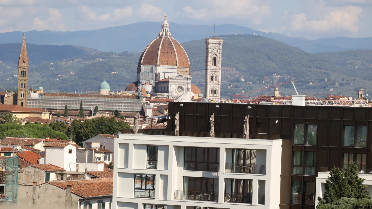 Il cubo nero spicca nello skyline di Firenze (foto Gianluca Moggi/ NewPressPhoto) Il cubo nero spicca nello skyline di Firenze (foto Gianluca Moggi/ NewPressPhoto)