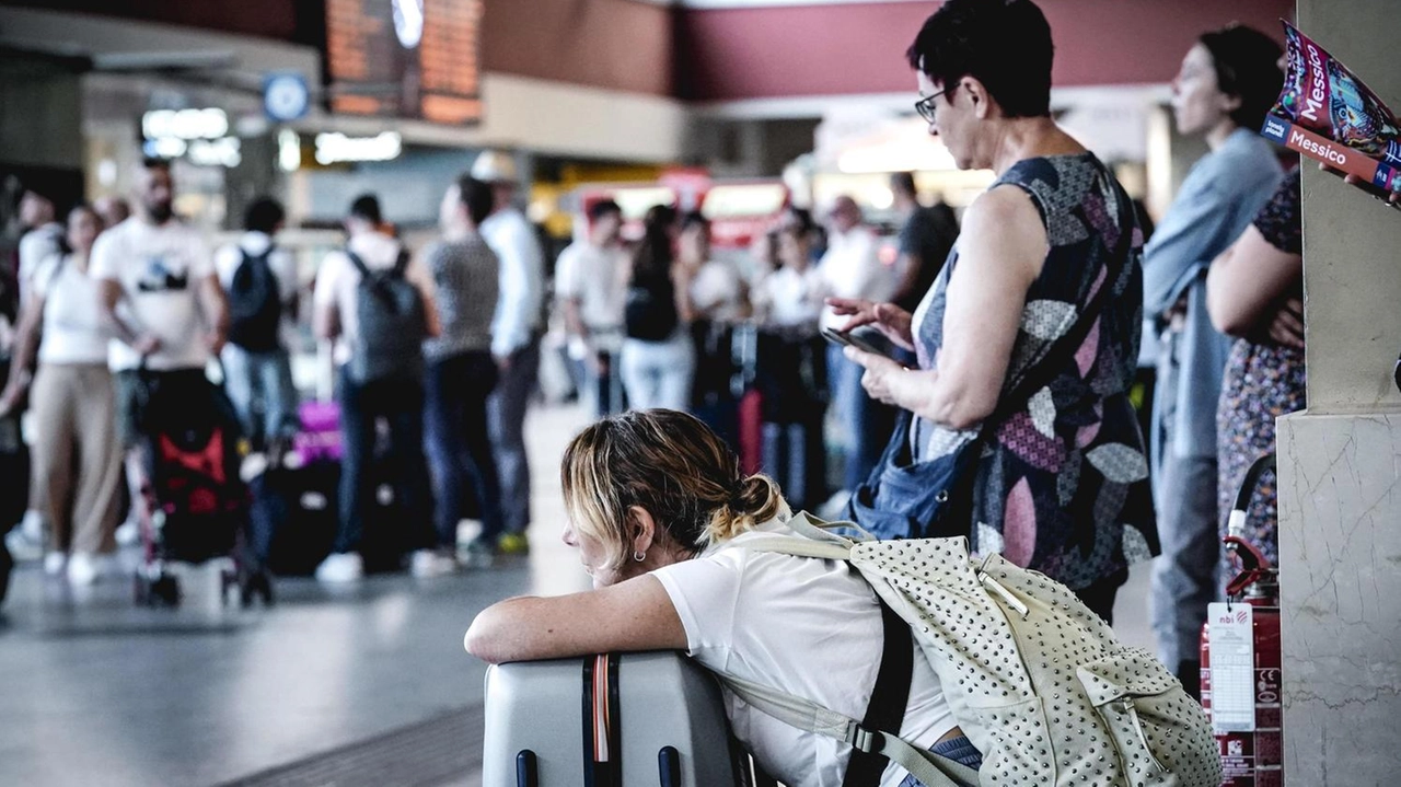 I sindacati di base hanno proclamato per domani lo sciopero generale. Treni garantiti solo in alcune fasce orarie, a rischio mensa e pulmini .