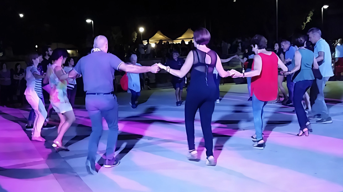 Un ballo estivo in piazza. Domani si potrà ballare il liscio alla Casa del Popolo e domenica musica con la Marching Band Bada Boomer Band nelle vie del paese