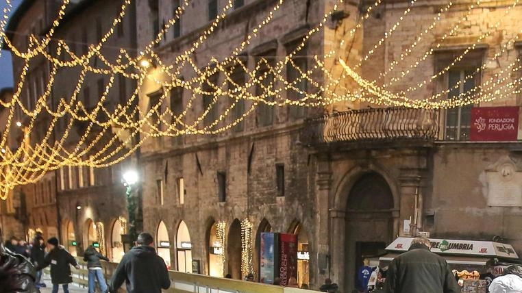 Tante iniziative verso il Natale: negozi aperti e anche pista del ghiaccio in piazza Montanelli Tante iniziative verso il Natale: negozi aperti e anche pista del ghiaccio in piazza Montanelli