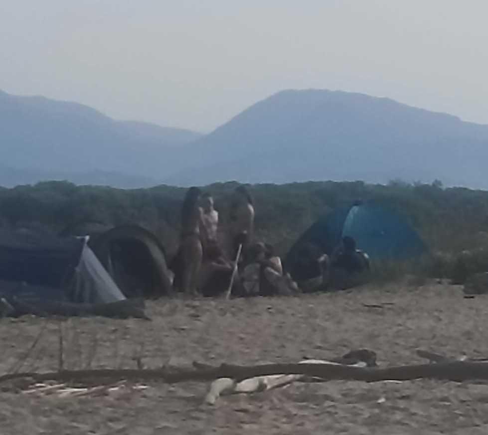 Il Camping “La Lecciona“. Affollato, gratis e abusivo: "Un centinaio in tenda"