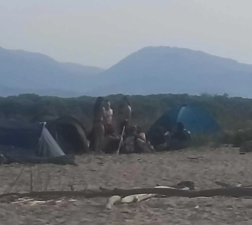Il Camping “La Lecciona“. Affollato, gratis e abusivo: "Un centinaio in tenda"