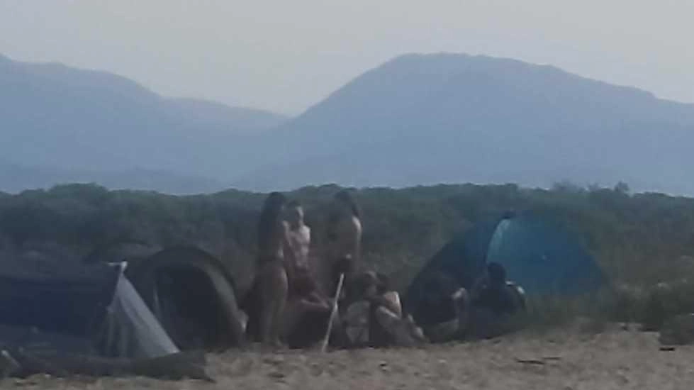 La denuncia di Legambiente: "Si mette a repentaglio l’equilibrio delle dune". Ma il Parco assicura: "Controlli nella notte di Ferragosto con una task force".