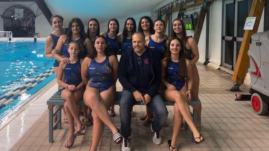 A sinistra, la squadra femminile del Lerici che milita nel campionato di serie B di pallanuoto. A destra, Marta Pellegri insieme ad Ada De Gregorio davanti allo stemma del Lerici Sport