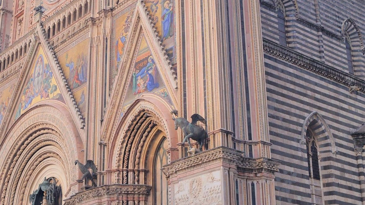ORVIETO Si finge appartenente all’Arma e truffa un giovane sui social; scoperto e denunciato dai veri carabinieri. I militari... ORVIETO Si finge appartenente all’Arma e truffa un giovane sui social; scoperto e denunciato dai veri carabinieri. I militari...
