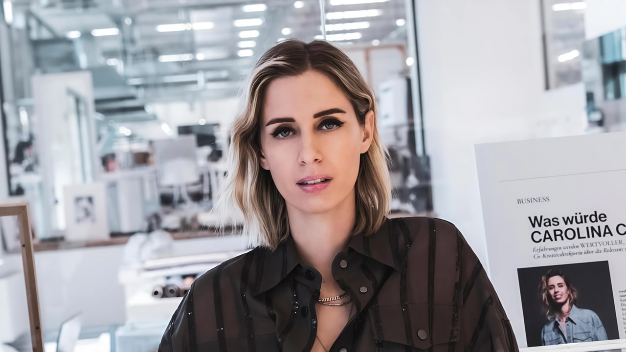 La giovane imprenditrice ha rappresentato la Casa di Moda di Solomeo al Forum di Ny del WWD "Women in Power 2025". La giovane imprenditrice ha rappresentato la Casa di Moda di Solomeo al Forum di Ny del WWD "Women in Power 2025".