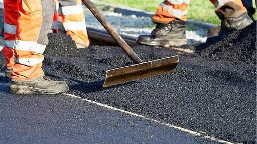 Lavori di nuova asfaltatura a Firenze (Foto di repertorio) Lavori di nuova asfaltatura a Firenze (Foto di repertorio)