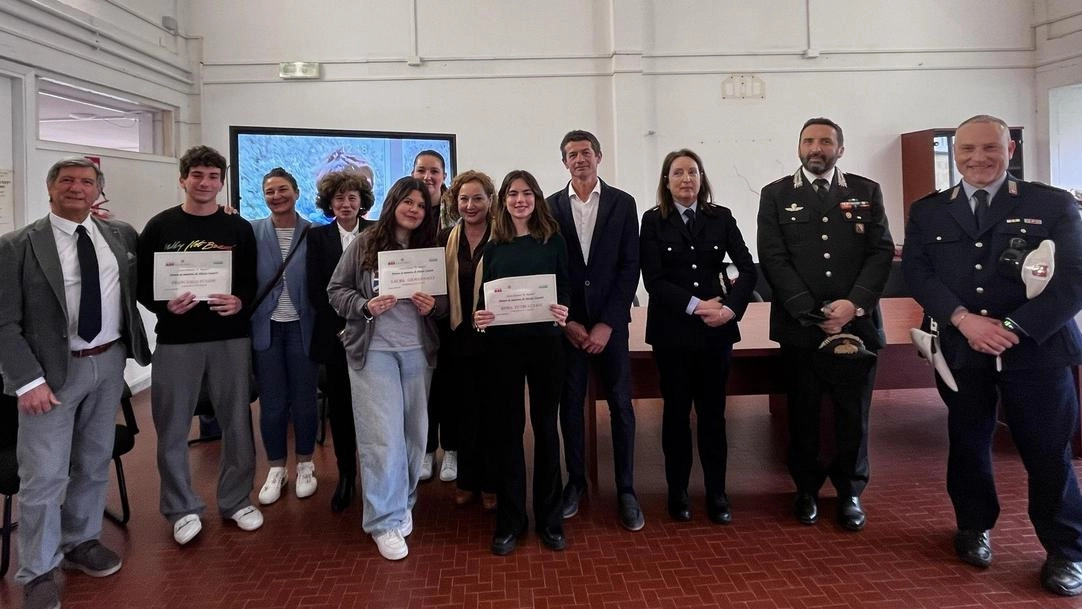 Settimo anno consecutivo che vengono assegnati questi riconoscimenti a chi frequenta il liceo. La cerimonia con l’ex sindaco Angelo Zubbani e i militari dell’Arma nella scuola del ragazzo scomparso.