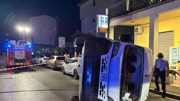 Il furgone che dopo l’impatto con l’auto si è ribaltato ed è finito sull’asfalto su un fianco: sul posto polizia municipale, vigili del fuoco e polizia di Stato Il furgone che dopo l’impatto con l’auto si è ribaltato ed è finito sull’asfalto su un fianco: sul posto polizia municipale, vigili del fuoco e polizia di Stato