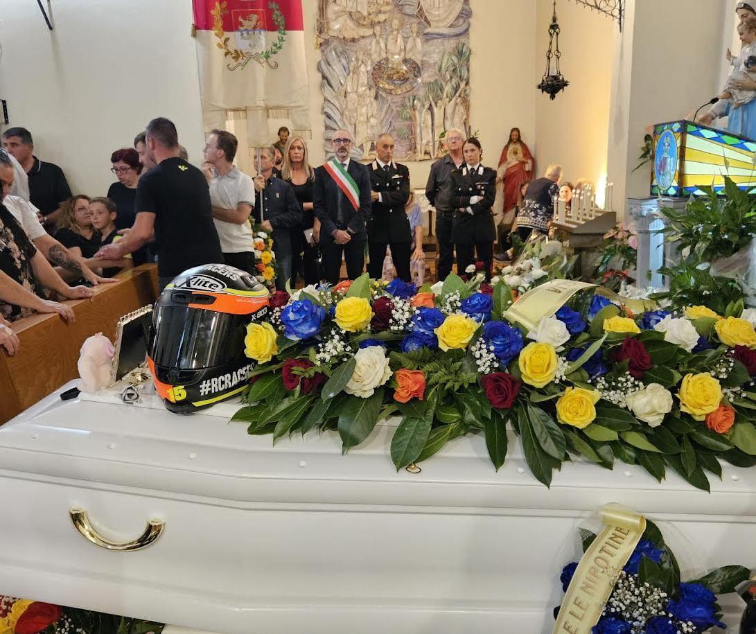 L’ultimo abbraccio a ’ Cottix’. Gli amici al funerale con le moto