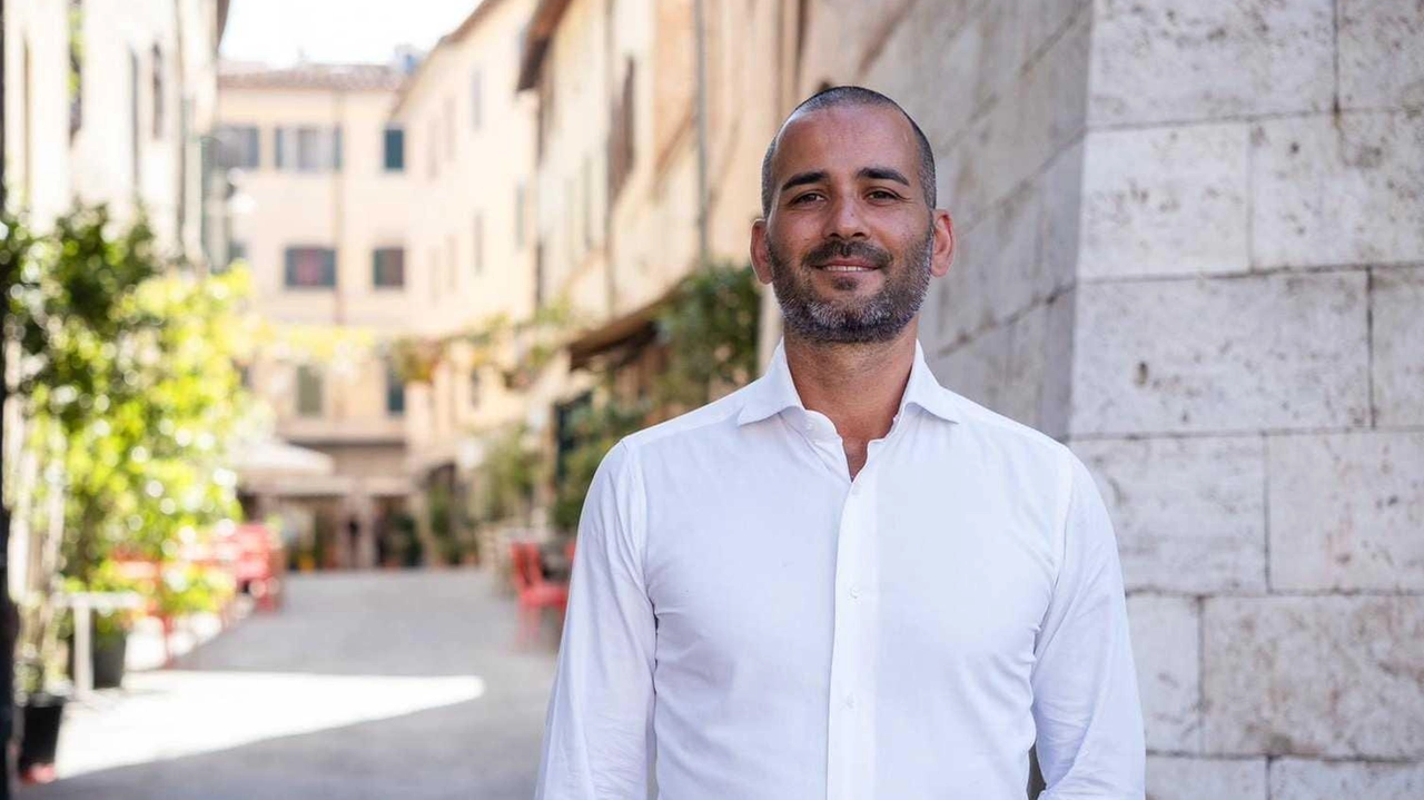 Luca Minucci, assessore comunale all’Ambiente, spiega come funziona il trattamento sperimentale contro le processionarie Luca Minucci, assessore comunale all’Ambiente, spiega come funziona il trattamento sperimentale contro le processionarie