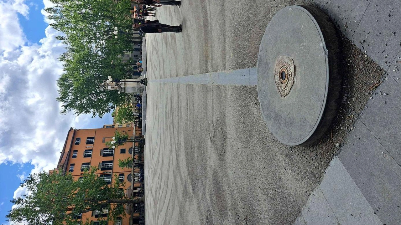 Il basamento della colonna in piazza Napoleone Il basamento della colonna in piazza Napoleone