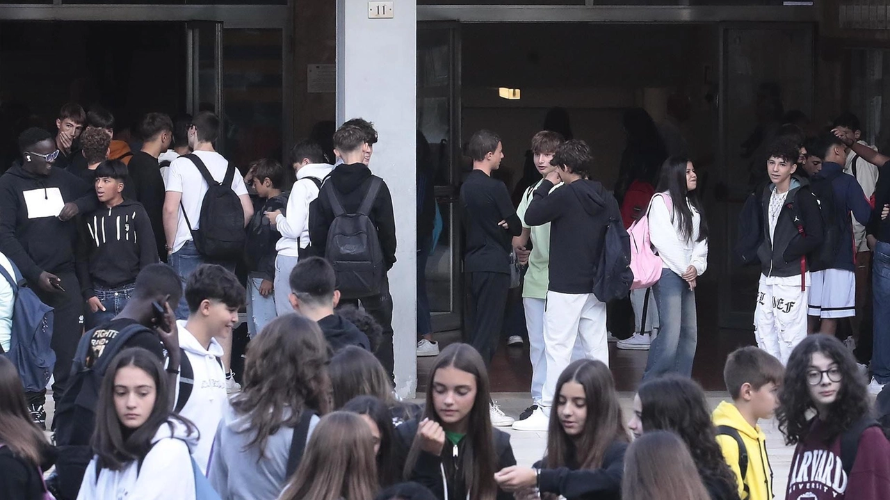 Nella foto d’archivio, ragazzi delle superiori all’ingresso in classe il primo giorno di scuola Nella foto d’archivio, ragazzi delle superiori all’ingresso in classe il primo giorno di scuola