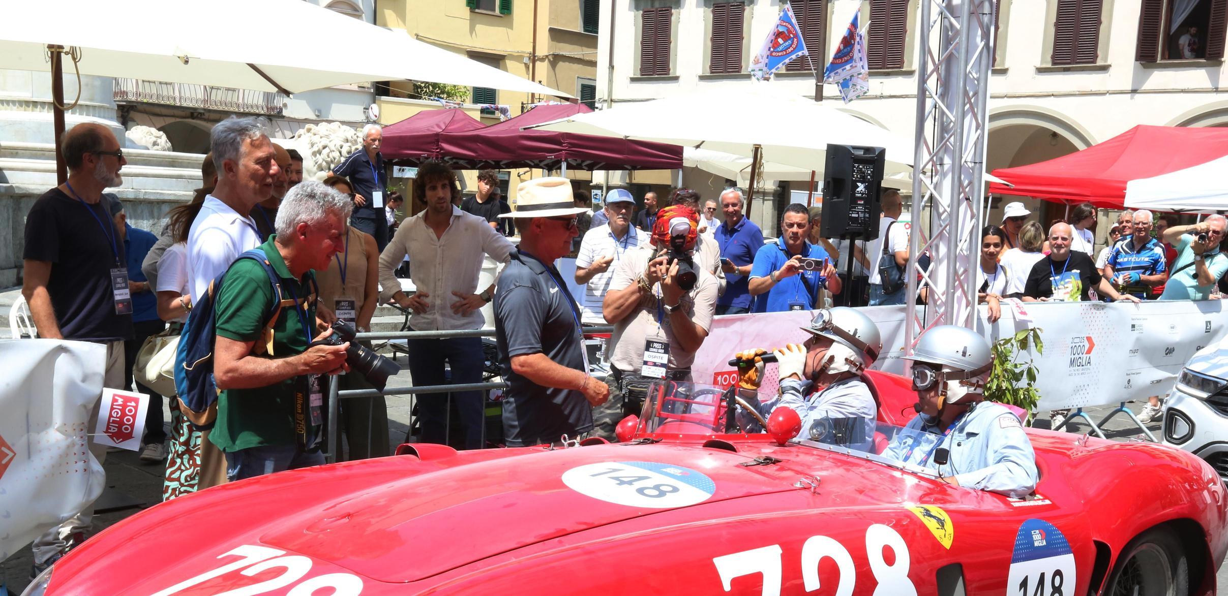 Magia da Mille Miglia. Centinaia di auto d’epoca hanno sfilato in centro fra saluti e applausi Magia da Mille Miglia. Centinaia di auto d’epoca hanno sfilato in centro fra saluti e applausi